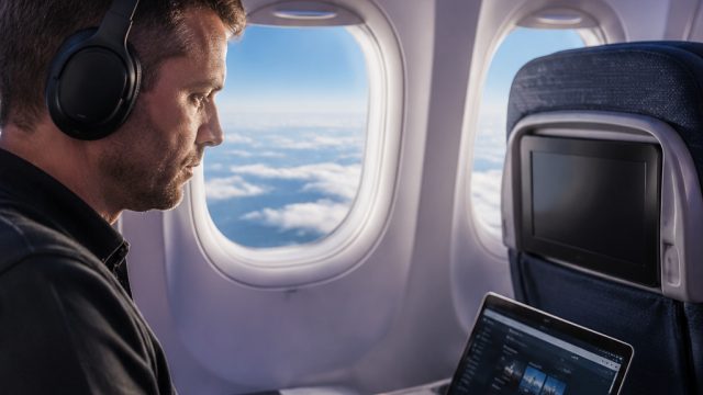 United Airlines Launches Innovative Transatlantic Flight with Starlink